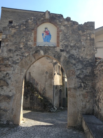 La cosiddetta "porta di sù" (esiste anche una "porta di giù") del borgo di Santa Maria del Ponte
